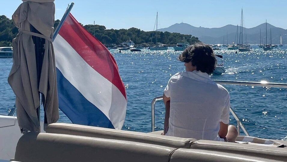 Nikolai de Dinamarca en un barco durante sus vacaciones de verano en el mar