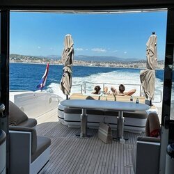 Joaquín y Marie de Dinamarca tomando el sol en un barco durante sus vacaciones