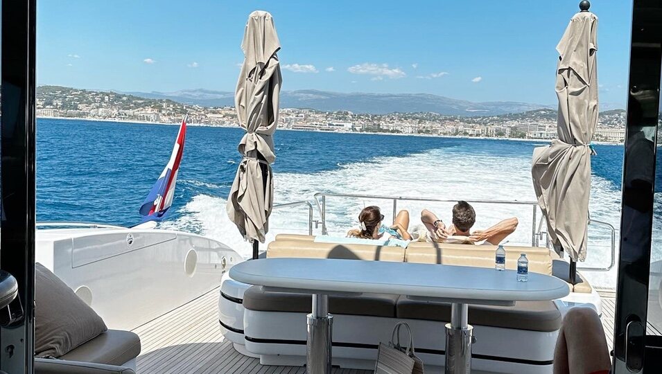 Joaquín y Marie de Dinamarca tomando el sol en un barco durante sus vacaciones