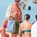 Shawn Mendes con camisa y bolsa en la playa en Ibiza