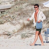 Shawn Mendes paseando por la playa en Ibiza