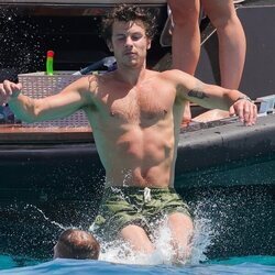 Shawn Mendes lanzándose al agua en Ibiza