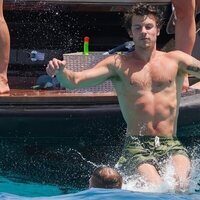 Shawn Mendes lanzÃ¡ndose al agua en Ibiza