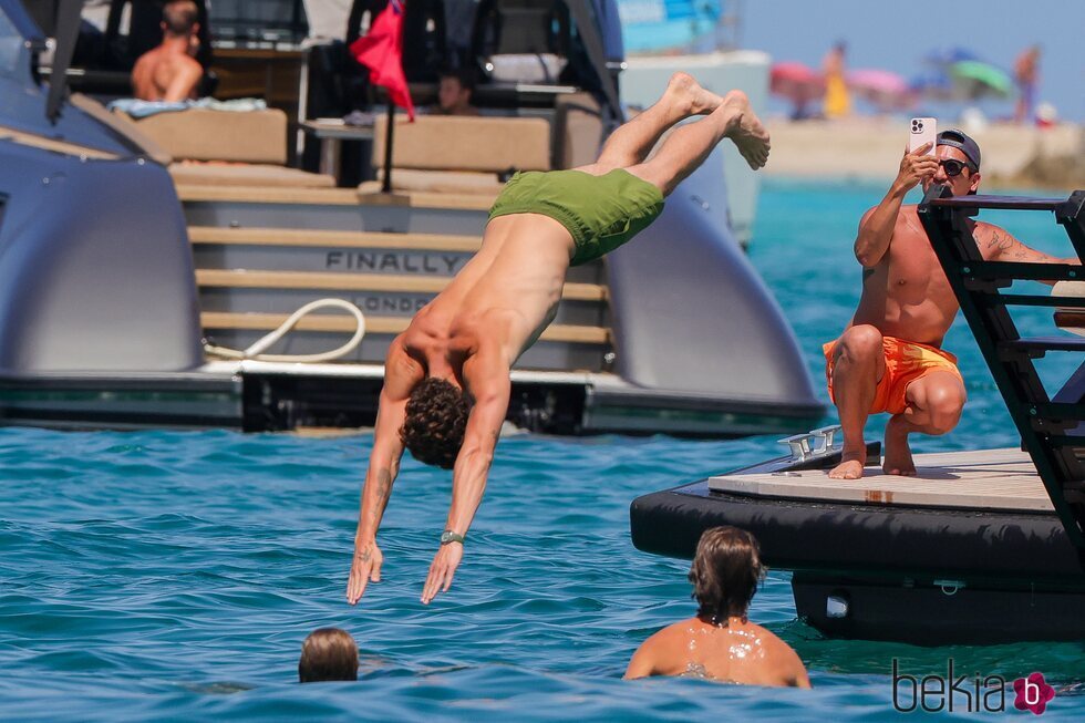 Shawn Mendes tirándose de cabeza al mar en Ibiza