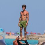 Shawn Mendes con el torso desnudo en Ibiza