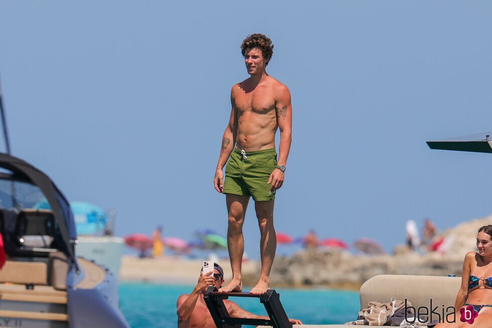 Shawn Mendes con el torso desnudo en Ibiza