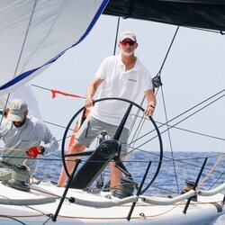 El Rey Felipe VI navegando a bordo del Aifos en la Copa del Rey de Vela 2023