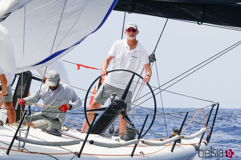 El Rey Felipe VI navegando a bordo del Aifos en la Copa del Rey de Vela 2023