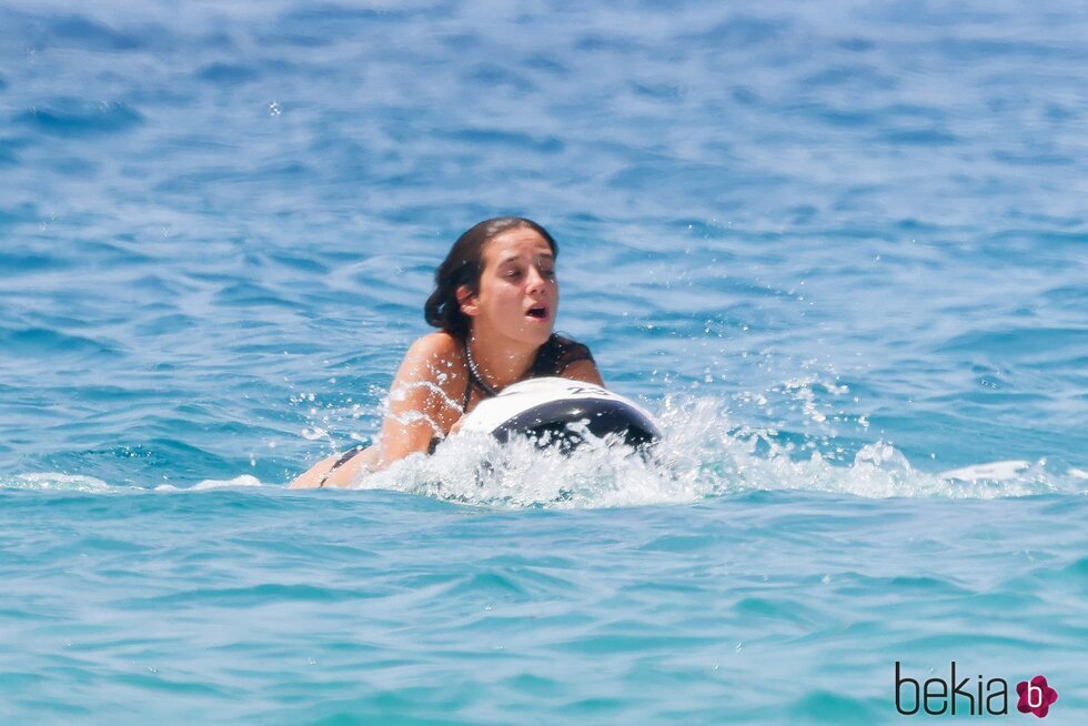 Victoria Federica con un scooter eléctrico subacuático en Formentera 