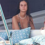 Victoria Federica, muy seria en un barco en Formentera