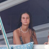 Victoria Federica, muy seria en un barco en Formentera