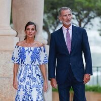 Los Reyes Felipe y Letizia al comienzo de la recepción a la sociedad balear en Marivent