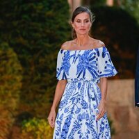 La Reina Letizia con un vestido estampado en la recepción a la sociedad balear en Marivent