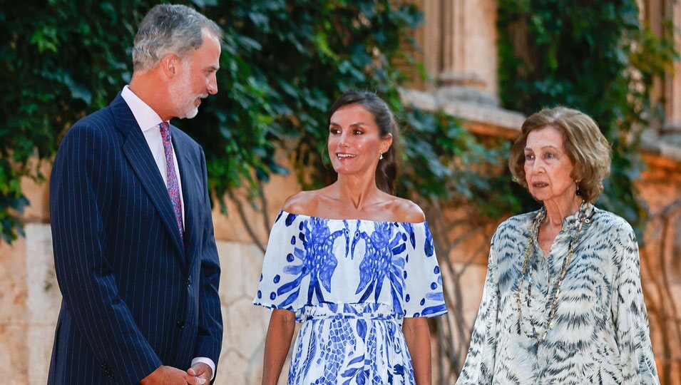 Los Reyes Felipe y Letizia y la Reina Sofía hablando en la recepción a la sociedad balear en Marivent