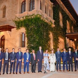 Los Reyes Felipe y Letizia y la Reina Sofía con representantes del Mallorca Palma Futsal en Marivent