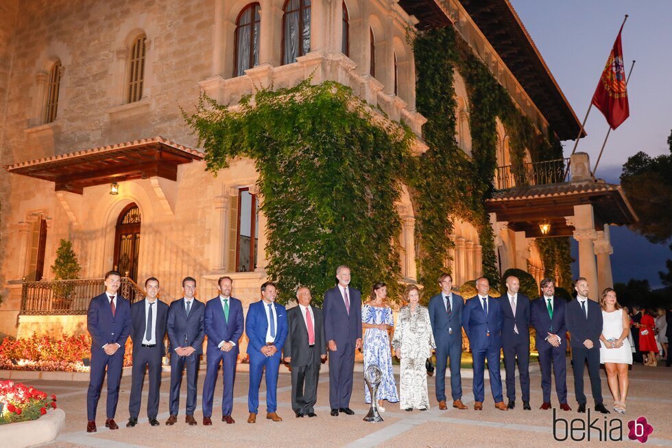 Los Reyes Felipe y Letizia y la Reina Sofía con representantes del Mallorca Palma Futsal en Marivent