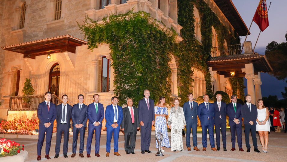 Los Reyes Felipe y Letizia y la Reina Sofía con representantes del Mallorca Palma Futsal en Marivent