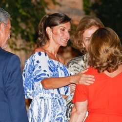 La Reina Letizia, muy cariñosa con una invitada en la recepción a la sociedad balear en Marivent