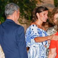 La Reina Letizia, muy cariñosa con una invitada en la recepción a la sociedad balear en Marivent