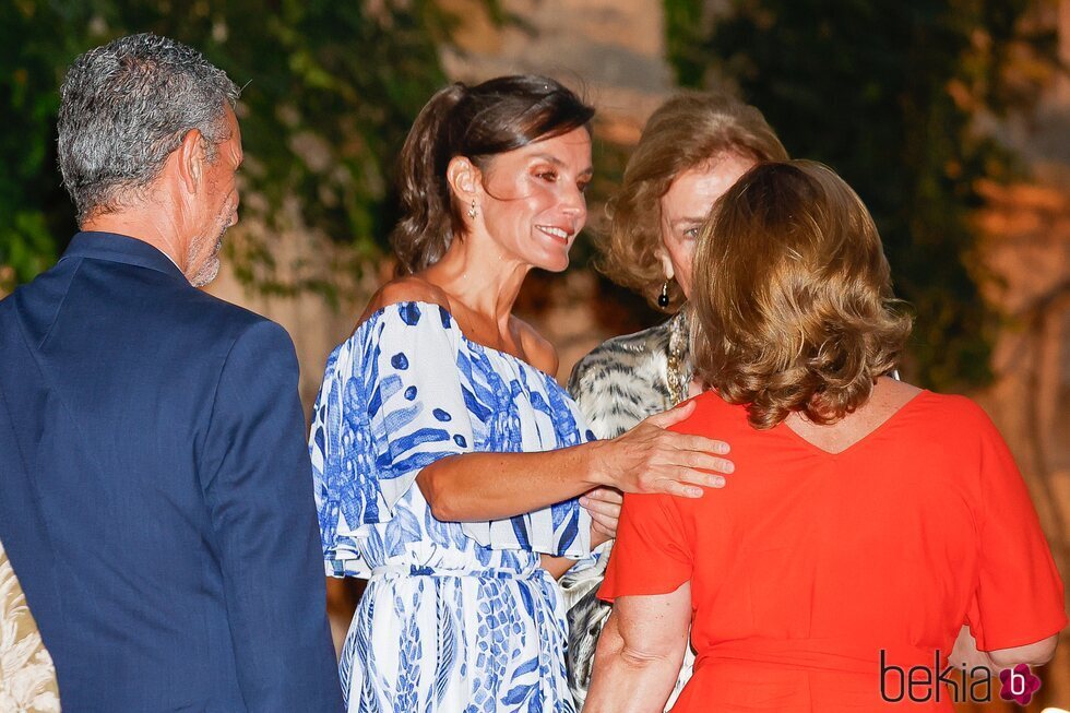 La Reina Letizia, muy cariñosa con una invitada en la recepción a la sociedad balear en Marivent