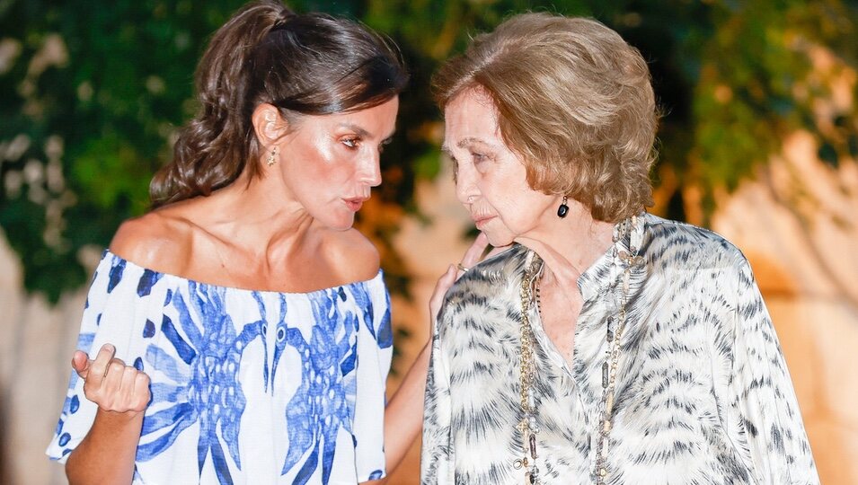 La Reina Letizia y la Reina Sofía hablando en la celebración de la recepción a la sociedad balear en Marivent