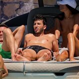 Sebastián Yatra y el padre de Aitana tomando el sol en Ibiza