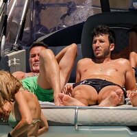 Sebastián Yatra y el padre de Aitana tomando el sol en Ibiza