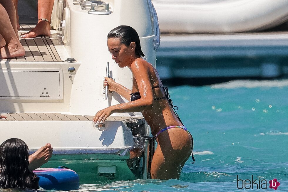 Aitana tras darse un baño en el mar en Ibiza