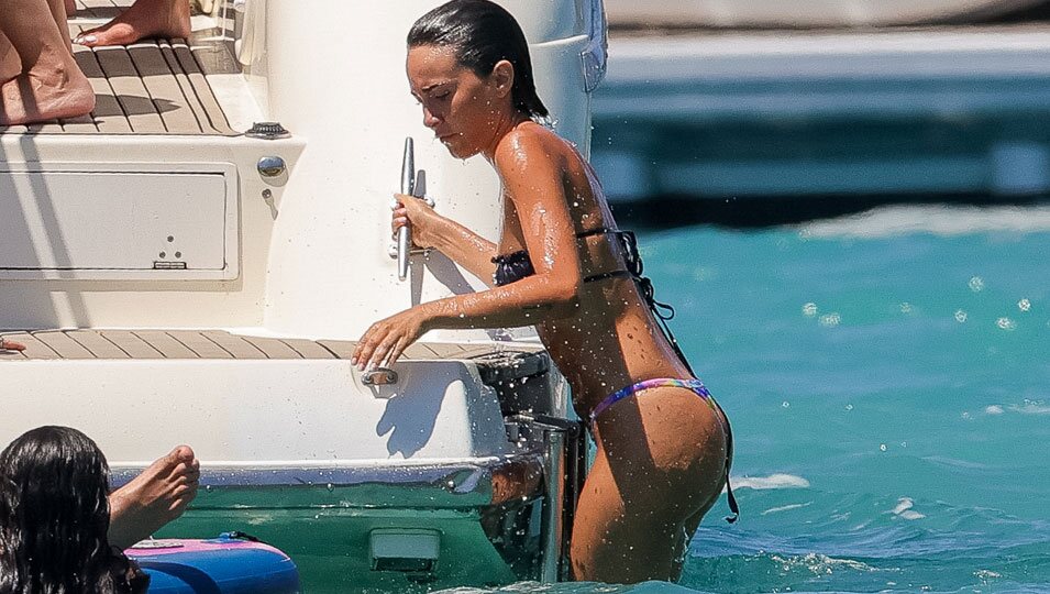 Aitana tras darse un baño en el mar en Ibiza