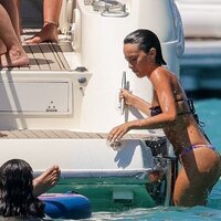 Aitana tras darse un baño en el mar en Ibiza