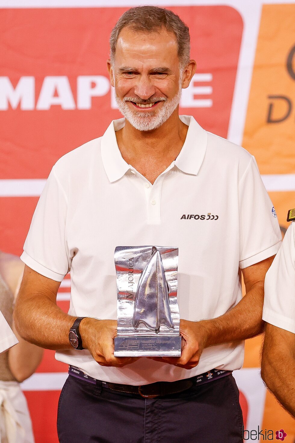 El Rey Felipe VI con el trofeo obtenido por el Aifos en la Copa del Rey de Vela 2023