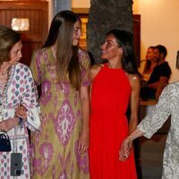 La Reina Letizia y la Infanta Sofía se dedican una mirada de complicidad tras una cena en Mallorca