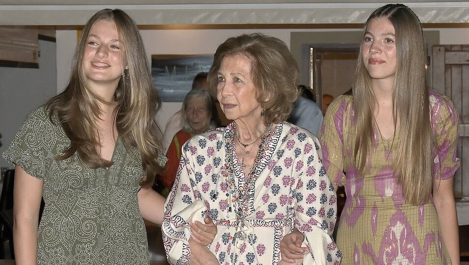 La Reina Sofía, la Princesa Leonor y la Infanta Sofía en una cena en Mallorca