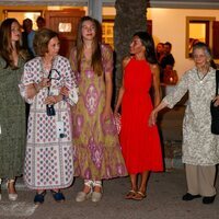 La Princesa Leonor, la Reina Sofía, la Infanta Sofía, la Reina Letizia e Irene de Grecia en una cena en Mallorca