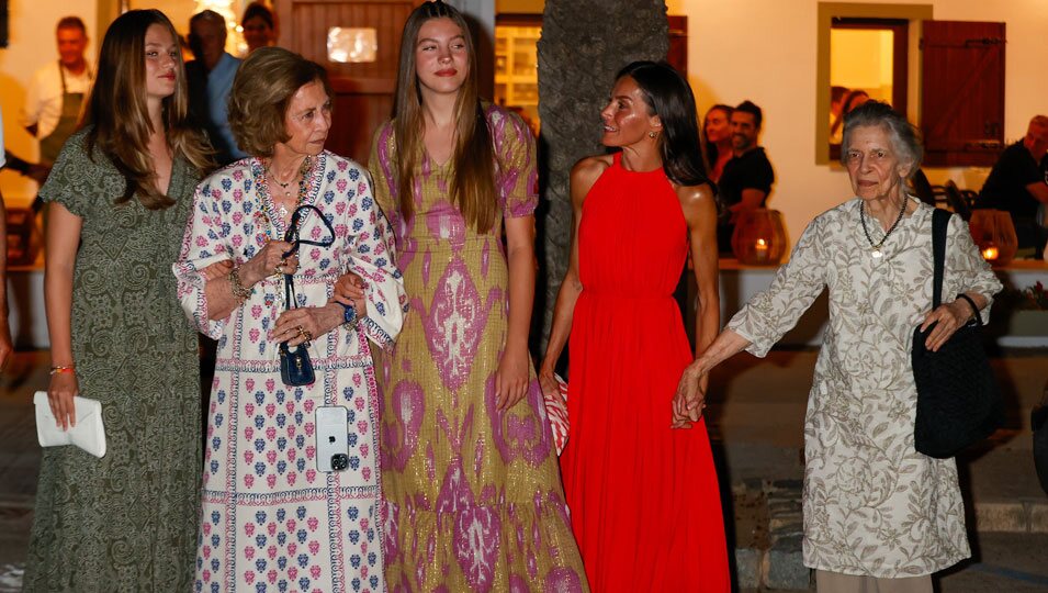 La Princesa Leonor, la Reina Sofía, la Infanta Sofía, la Reina Letizia e Irene de Grecia en una cena en Mallorca