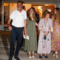 Los Reyes Felipe y Letizia, la Princesa Leonor y la Infanta Sofía, la Reina Sofía e Irene de Grecia en una cena en Mallorca