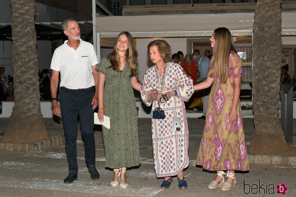 El Rey Felipe, la Princesa Leonor y la Infanta Sofía y la Reina Sofía en una cena en Mallorca