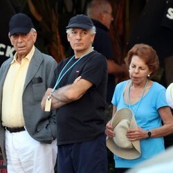 Mario Vargas Llosa y Patricia Llosa con su hijo Álvaro en Marbella