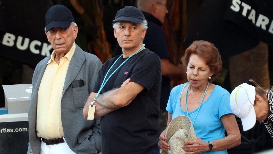 Mario Vargas Llosa y Patricia Llosa con su hijo Álvaro en Marbella