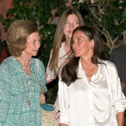 La Reina Letizia sonríe a la Reina Sofía tras ver 'Barbie' en un cine de Palma