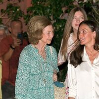 La Reina Letizia sonríe a la Reina Sofía tras ver 'Barbie' en un cine de Palma