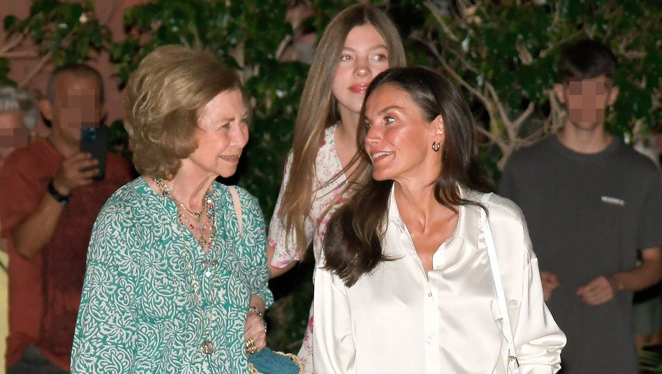 La Reina Letizia sonríe a la Reina Sofía tras ver 'Barbie' en un cine de Palma