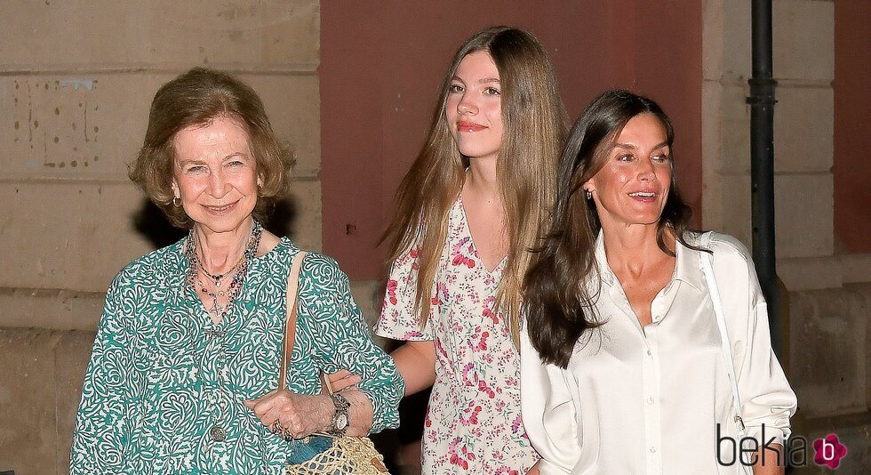 La Reina Sofía, la Infanta Sofía y la Reina Letizia tras ver 'Barbie' en un cine de Palma