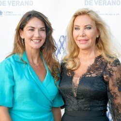 Lorena Bernal con Norma Duval en el Premio Mallorquines de Verano 2023