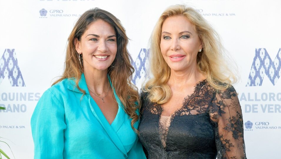 Lorena Bernal con Norma Duval en el Premio Mallorquines de Verano 2023