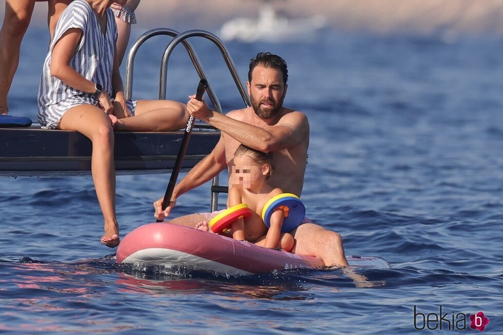 Javier Ungría de vacaciones en Ibiza con su hija Camila