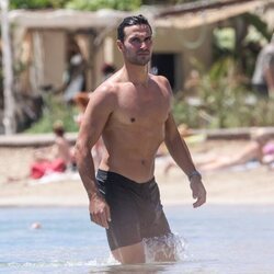 Jaime Astrain con el torso desnudo en Ibiza