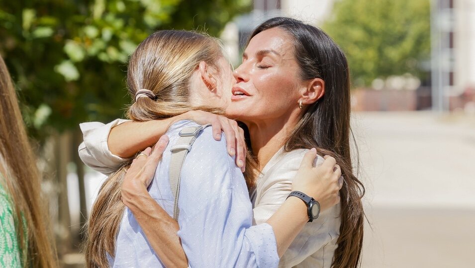 La Reina Letizia, muy cariñosa con la Princesa Leonor al despedirse por el ingreso de la Princesa Leonor en la Academia Militar de Zaragoza