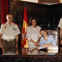 La Princesa Leonor firma en el libro de honor de la Academia Militar de Zaragoza en presencia de los Reyes Felipe y Letizia y la Infanta Sofía