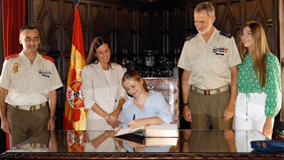 La Princesa Leonor firma en el libro de honor de la Academia Militar de Zaragoza en presencia de los Reyes Felipe y Letizia y la Infanta Sofía